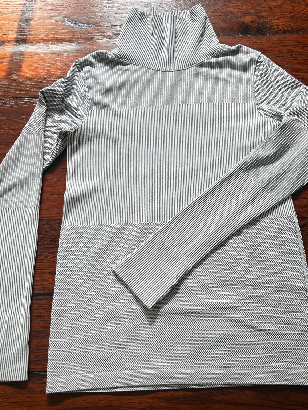 ATHLETA Textured Gray and White Turtleneck Long-Sleeve Top